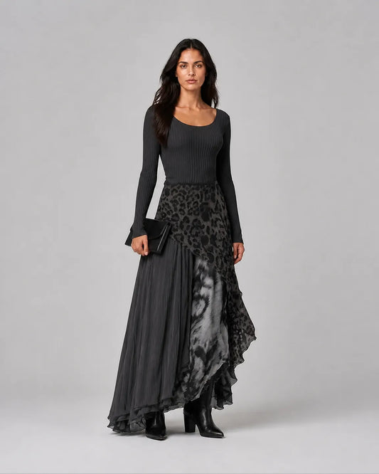 Langarm-Maxikleid mit asymmetrischem Lagensaum – Ada-Pearl – Dreiviertelansicht im Studio