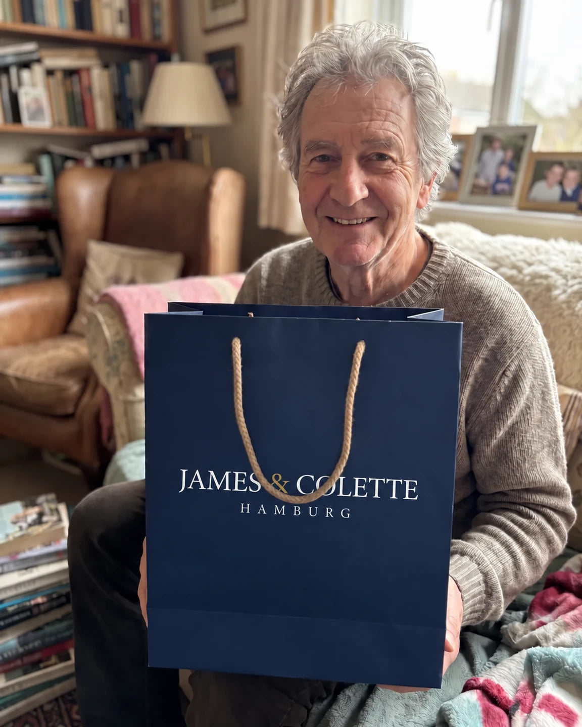 Hartmut Schneider mit einer James & Colette Einkaufstasche