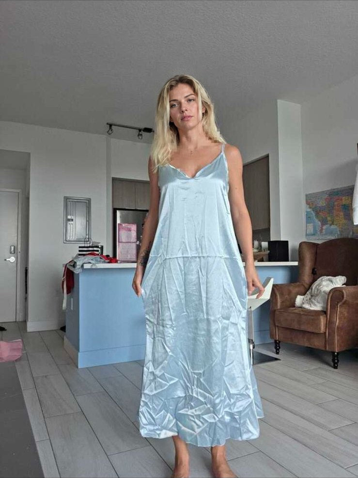 Person in einem hellblauen Satin-Maxikleid