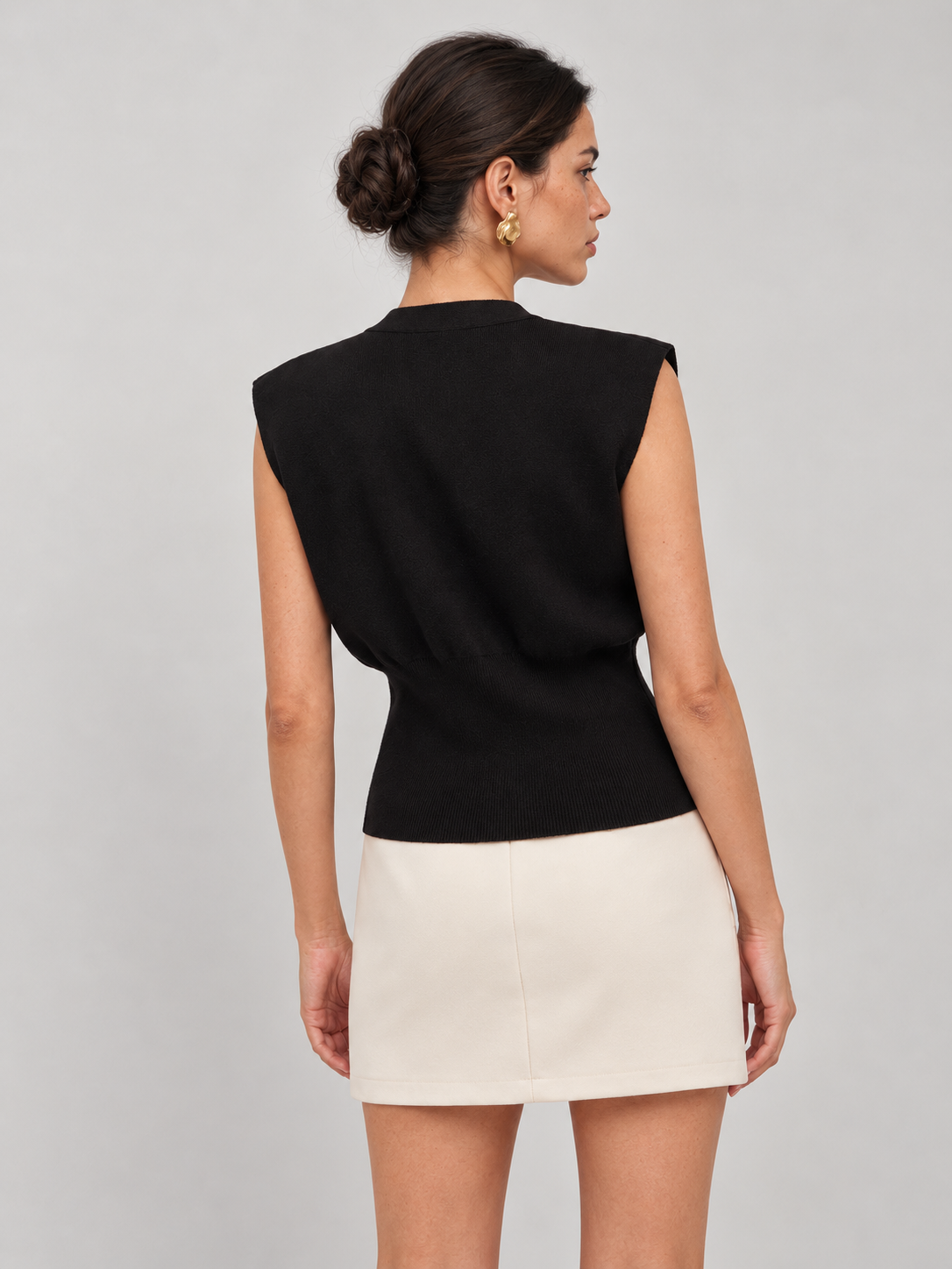 Pullunder mit V-Ausschnitt und Knopfdetails – Schwarz, Ansicht 3