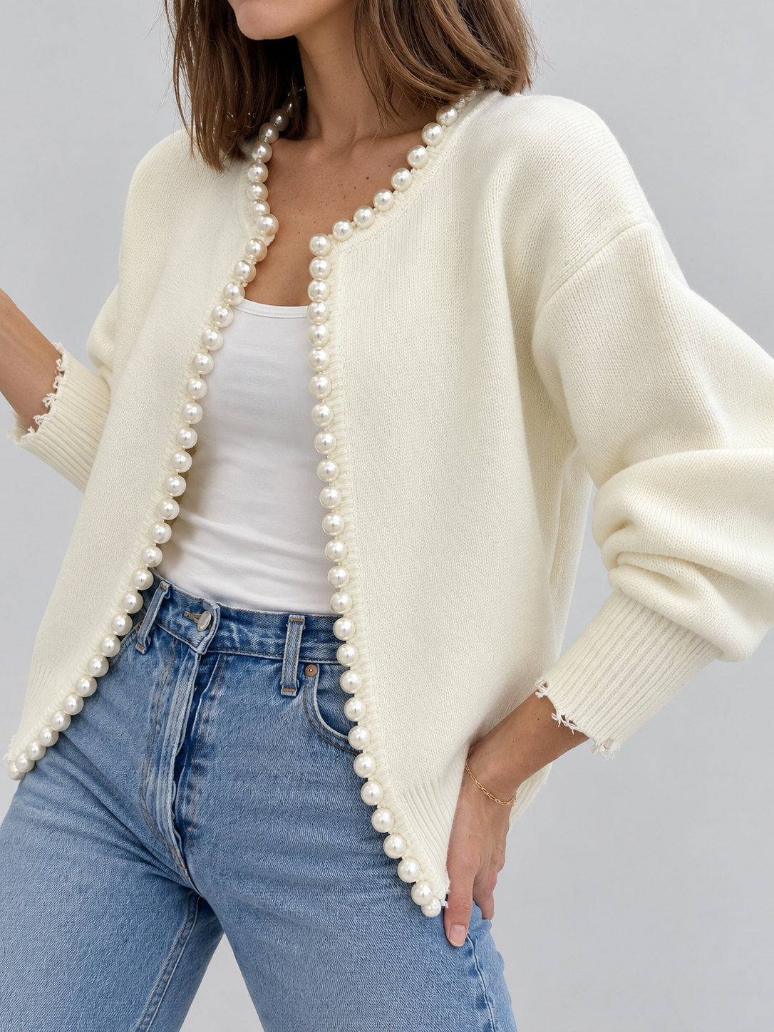 Cardigan mit Besatz in Perlenoptik und offenem Saum – Weiß, Ansicht 2