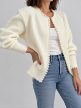 Cardigan mit Besatz in Perlenoptik und offenem Saum – Weiß, Ansicht 3