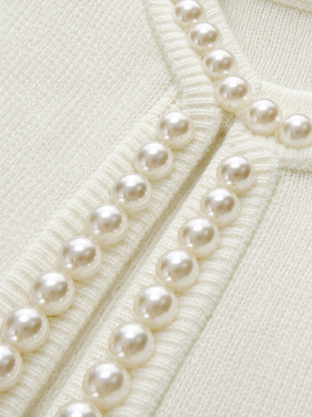 Cardigan mit Besatz in Perlenoptik und offenem Saum – Weiß, Ansicht 9