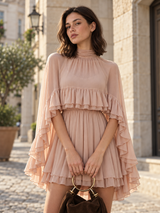 Halbtransparentes Chiffonkleid mit Volants und Cape – Rosa
