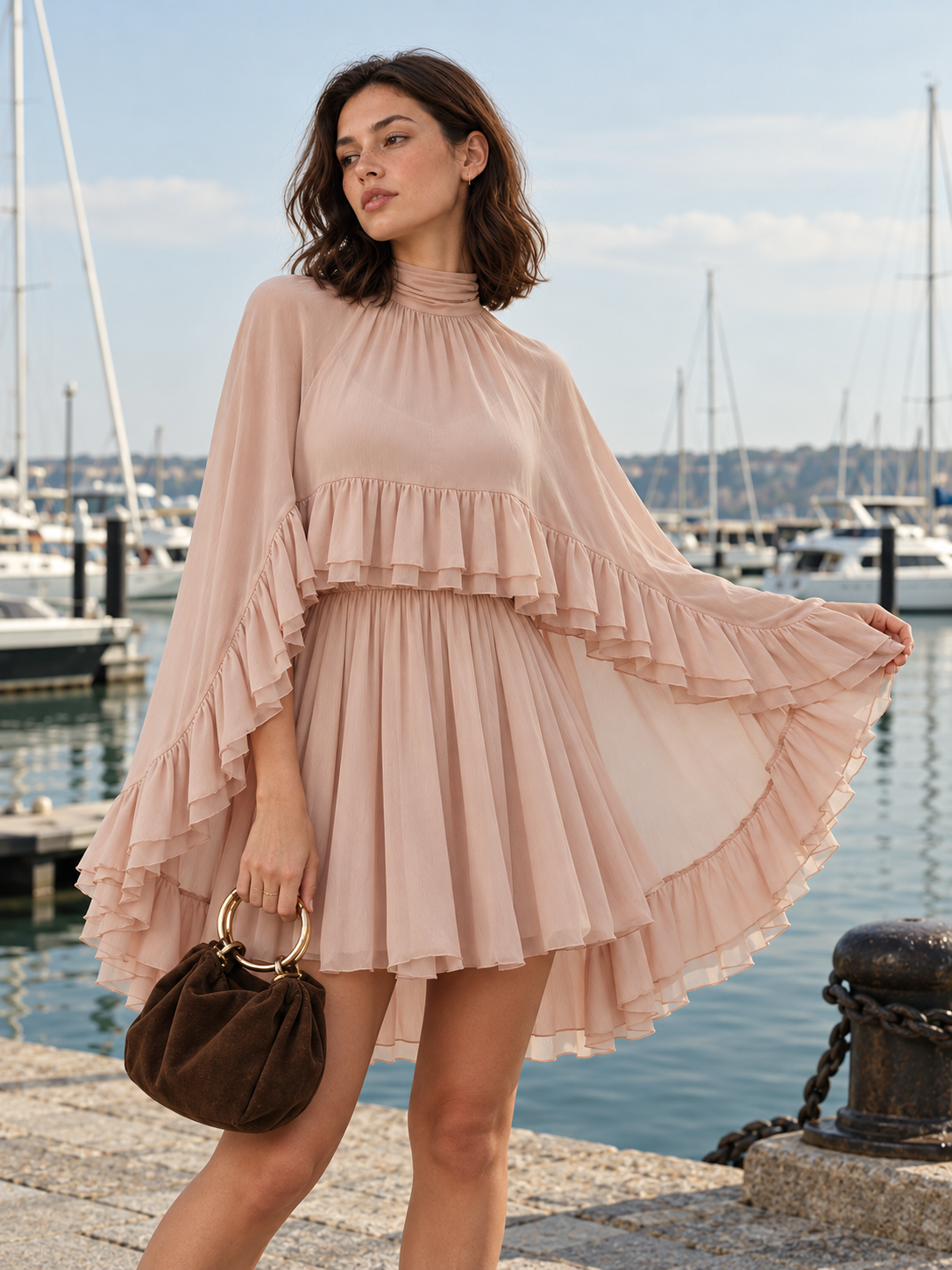 Halbtransparentes Chiffonkleid mit Volants und Cape – Rosa, Ansicht 4