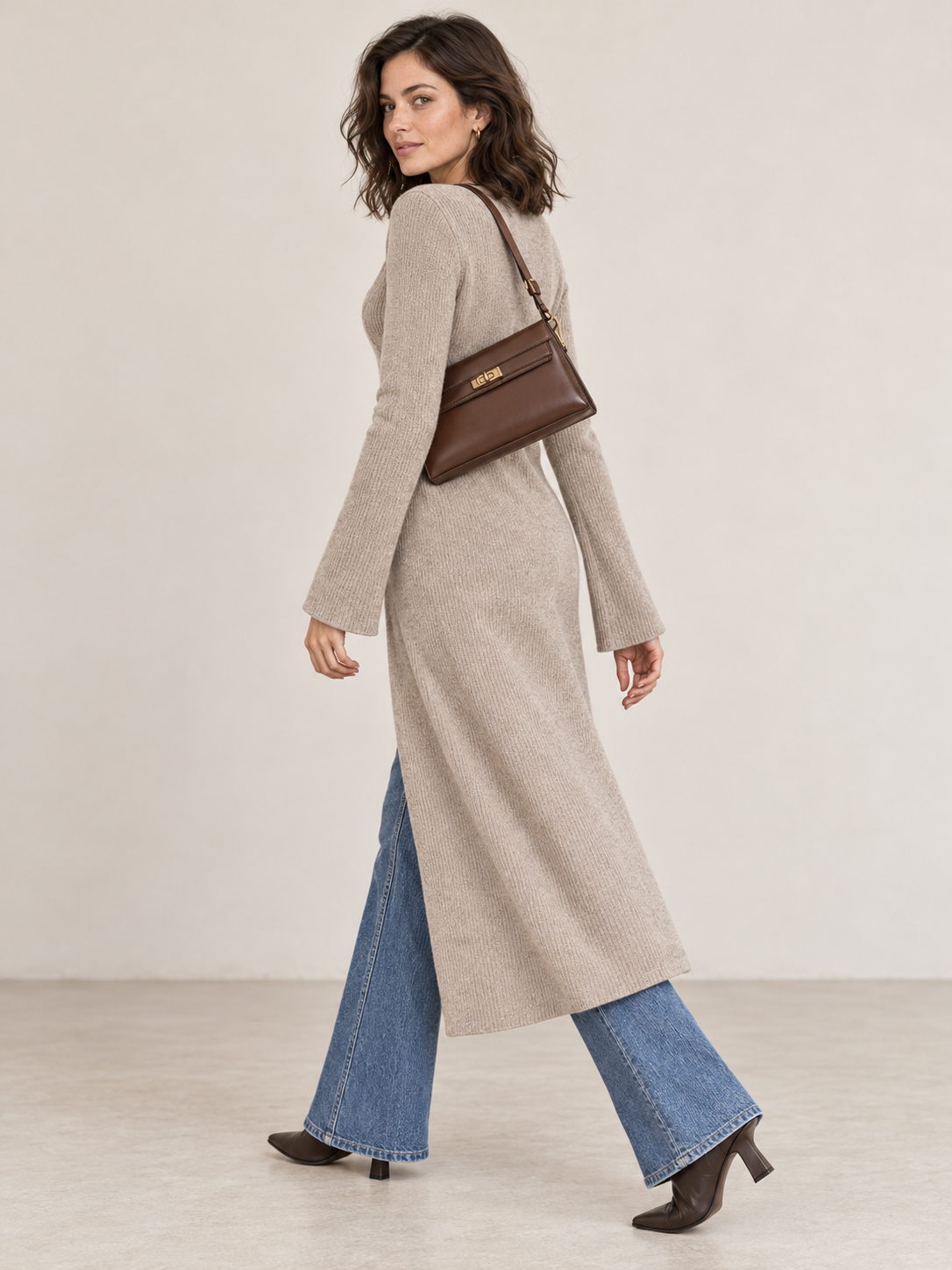 Strickkleid mit V-Ausschnitt und versetzter Knopfleiste – Hellbraun, Ansicht 2