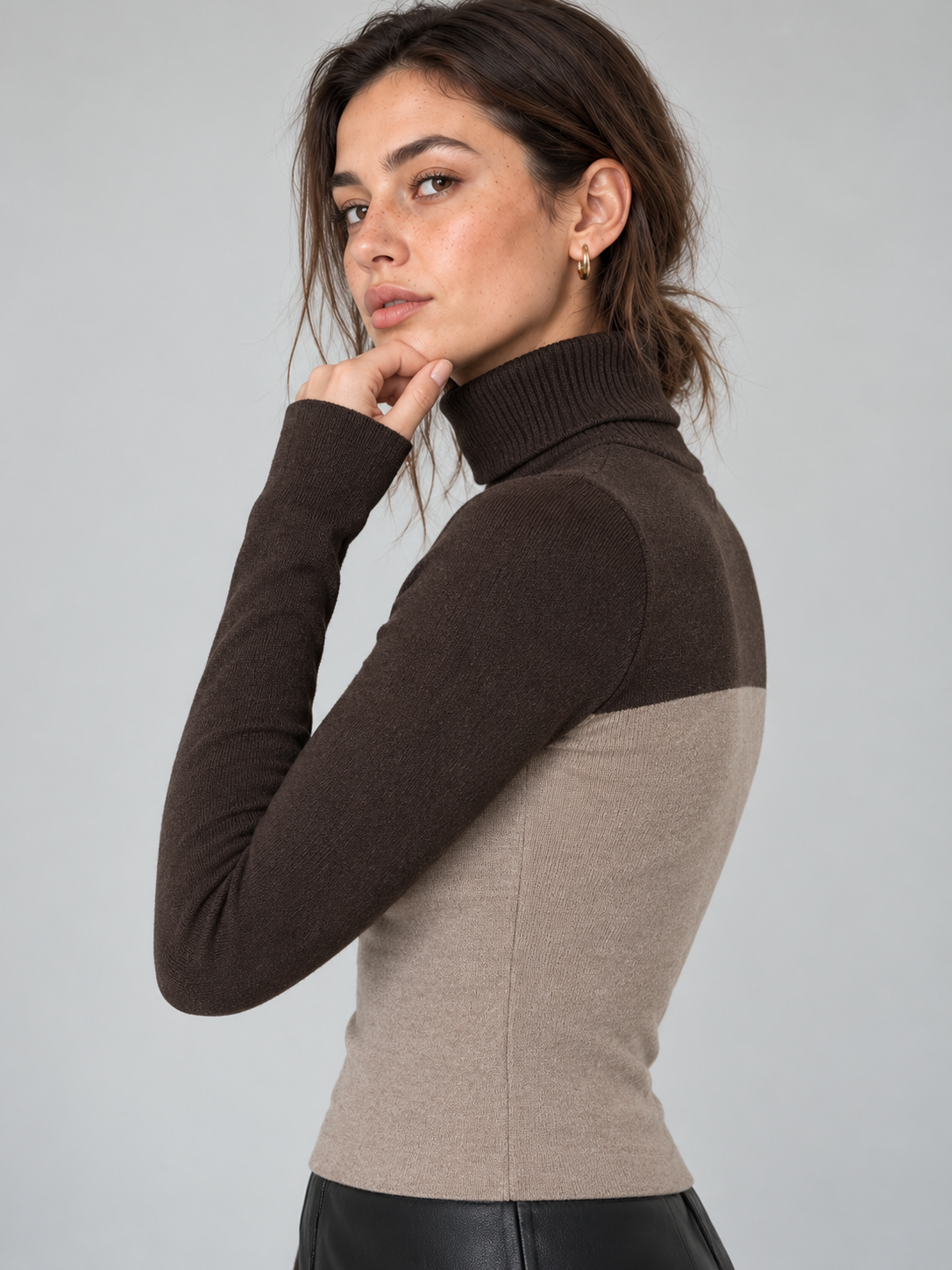 Asymmetrisches Langarm-Stricktop mit Stehkragen und Materialmix – Khaki, Ansicht 2
