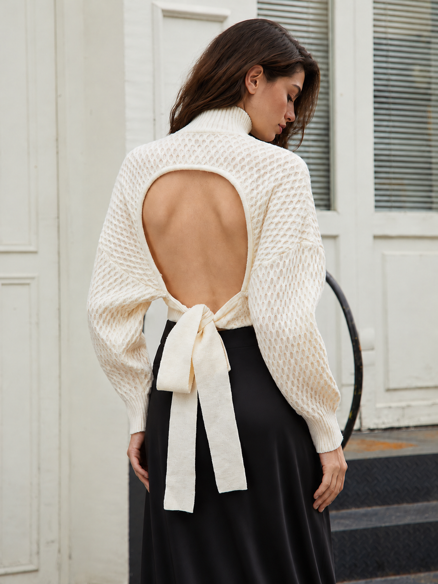 Pullover mit Stehkragen und Bindeband am Rücken – Beige