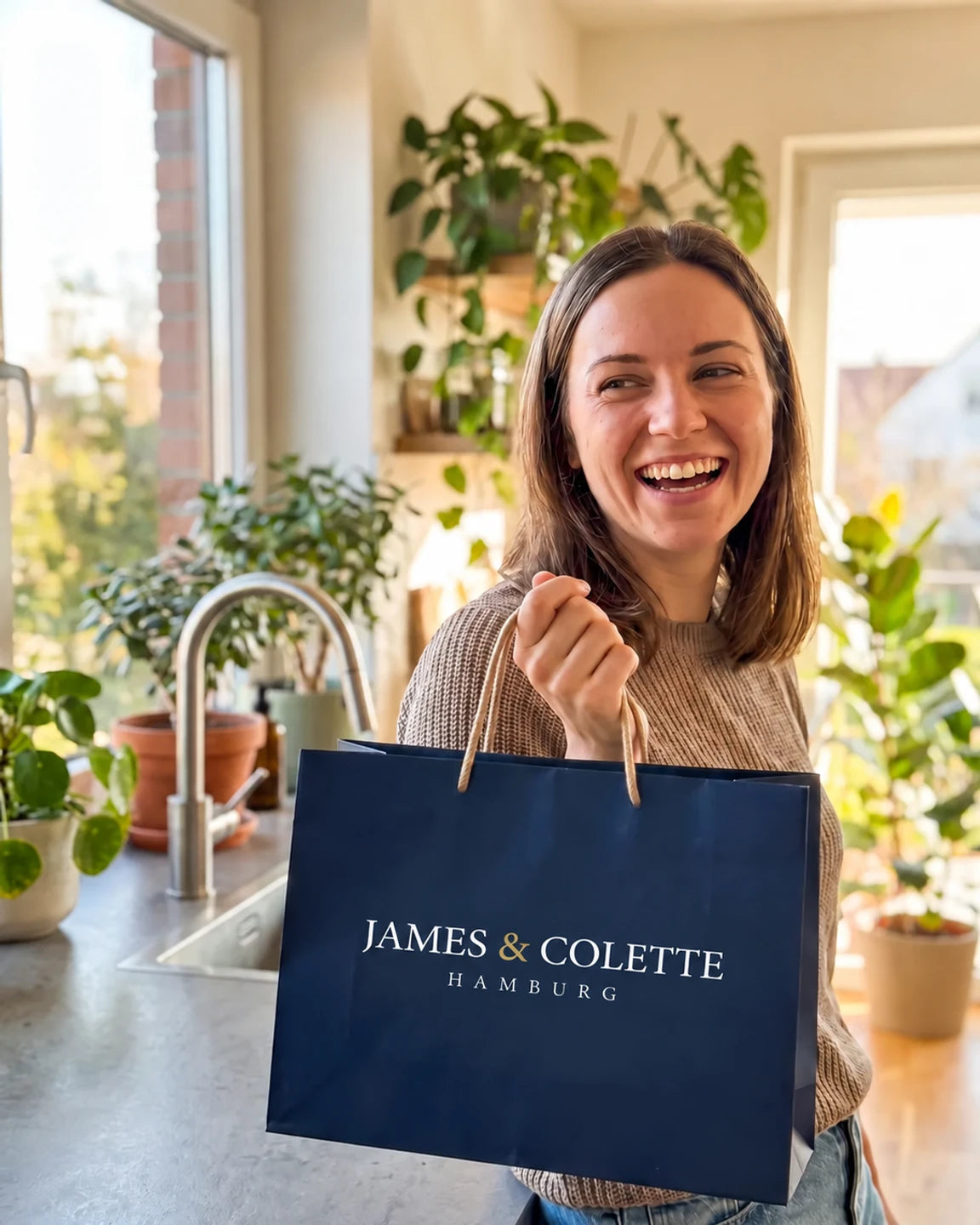 Brigitte Lehmann mit einer James & Colette Einkaufstasche