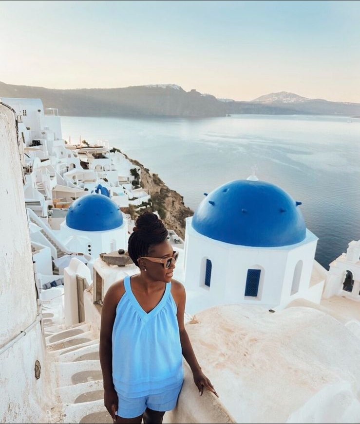 Person in einem hellblauen Urlaubsset